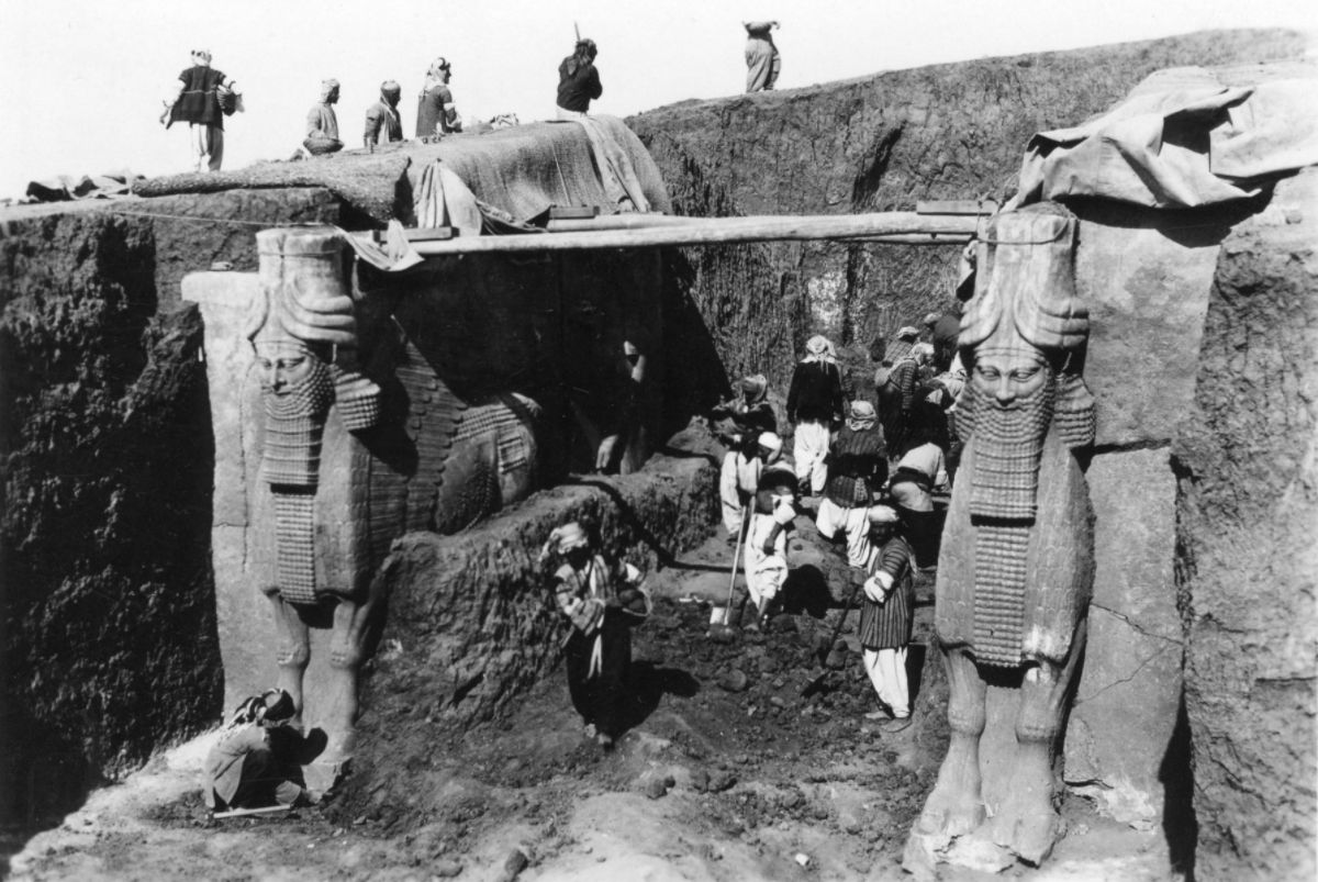 Nineteenth-century engraving of the excavation of a colossal winged bull at the gate of an Assyrian royal palace