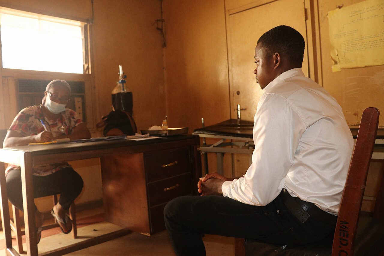 A dietitian discussing eating patterns with a client during a consultation